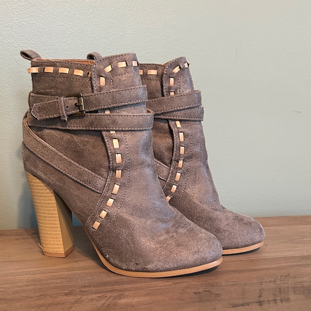 VENUS Gray Heeled Boots with Tan Accents